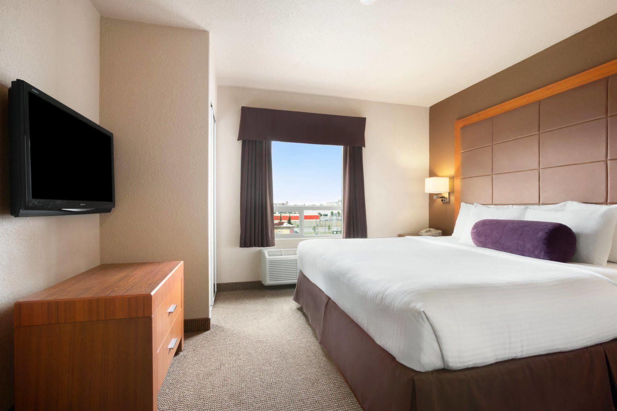 Days By Wyndham Airport Hotel
